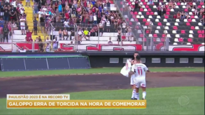 Insólito: avançado do São Paulo confunde adeptos, celebra com rivais e quase provoca enorme confusão