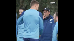 Maurizio Sarri orienta treino da Lazio... a fumar