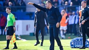 «Já todos tocámos em raparigas»: treinador do Angers demitido após declarações machistas