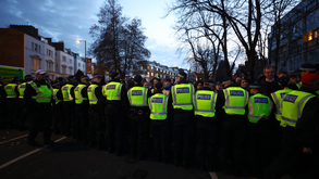 Polícia forçada a intervir antes do Chelsea-Dortmund