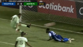 Defesa tinha tempo e espaço mas não foi de modas e ofereceu um 'blooper': atirou para a baliza que não devia 