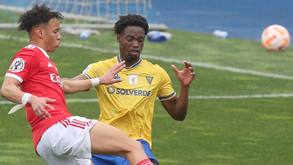 A crónica do Estoril-Benfica, 2-2: Canarinhos escorregam e falham assalto ao topo