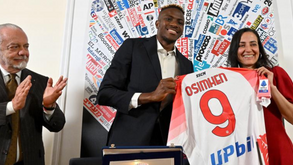 Osimhen pisca o olho à Premier League