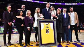 Gasol viu o seu '16' dos Lakers retirado numa cerimónia com a 'presença' de Kobe