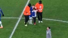 Um gesto que valeu salva de palmas: Enzo abraça e dá camisola a jovem adepto que invadiu relvado