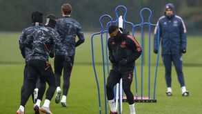 Londres acordou debaixo de neve, há voos atrasados e Arsenal trocou conferências com o Sporting