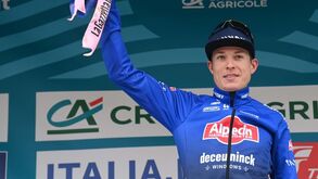 Jasper Philipsen impõe-se ao sprint no Tirreno-Adriático com susto do vento