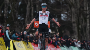 Tadej Pogacar brilha e sobe à liderança do Paris-Nice à quarta etapa