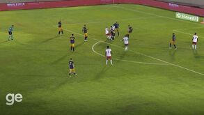 Incrível: dois jogadores da mesma equipa chocam na área e o árbitro marca... penálti