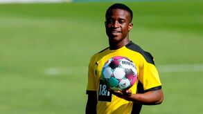 Moukoko no centro da polémica: afinal craque do Dortmund pode ter mais quatro anos
