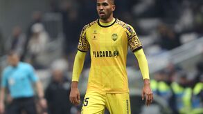 'Troca' de jogador expulso no Chaves: VAR avisou e árbitro mudou segundo amarelo de Langa para Jô