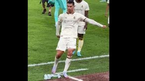 Frustração de Cristiano Ronaldo após derrota do Al Nassr: português pontapeou garrafa ao deixar relvado