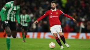 Paul Scholes e os gestos de impaciência de Bruno Fernandes: «Vem de Portugal, onde fazem isso a toda a hora»