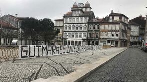 As tarjas que surpreenderam Guimarães esta manhã
