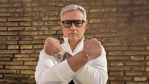 Mourinho viu o castigo confirmado e respondeu... com 'algemas' 13 anos depois