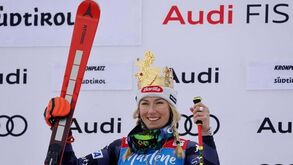 Mikaela Shiffrin torna-se recordista de vitórias em taças do mundo de esqui alpino