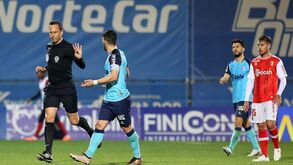 Artur Soares Dias aponta para a marca de penálti, depois assinala fora de jogo e por fim decide ir ver lance... ao VAR