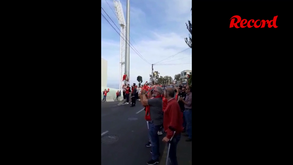 Dezenas de adeptos apoiam a equipa na chegada do autocarro do Benfica ao estádio do Marítimo