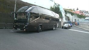 O momento da chegada do autocarro do Benfica ao estádio dos Barreiros
