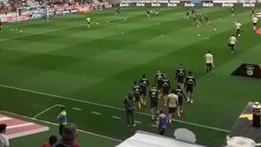 Euforia nas bancadas com entrada do Benfica para aquecimento