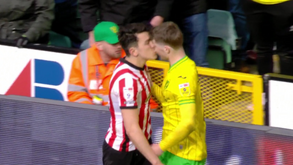 Valeu tudo para evitar o regresso ao relvado: jogador do Sunderland tentou beijar adversário na boca