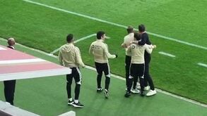 A reação do banco do Benfica ao golo de Neres em cima do intervalo