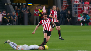 Gavi foi com a cabeça à relva para fazer um corte: nem Puyol ficou indiferente