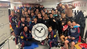 O curioso relógio que o Arsenal levou para o balneário e que está a levar a muitas teorias