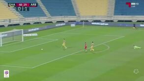 Guarda-redes falhou saída e avançado perdeu o impensável