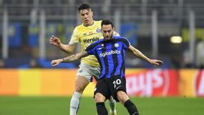 Çalhanoglu pede cabeça contra 