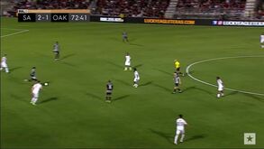 Norte-americano marca golaço do meio-campo... mas terá sido propositado?