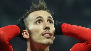 Grimaldo hesitante com Premier League na mira