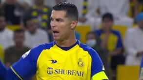 Palavrões, amarelo e muita frustração: Ronaldo vai para o ataque e o árbitro apita para intervalo