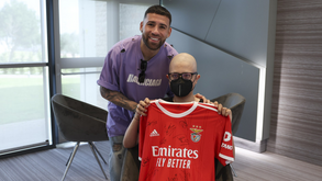 Benfica ajuda jovem adepto a concretizar sonho: autógrafos e fotografias com jogadores na visita ao Seixal