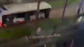 Ultras do Nápoles lançam pedras e petardos a autocarros com adeptos do Eintracht Frankfurt