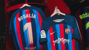 Barcelona e Rosalía lançam camisola exclusiva para o 'El Clásico': preços podem chegar aos 2 mil euros
