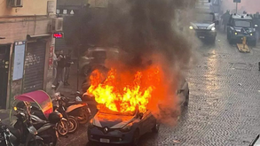 Carros queimados, civis apedrejados, uma fortuna em estragos: ultras do Nápoles e do Eintracht semeiam caos