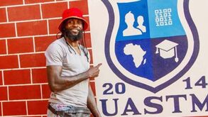 Tanto luxo até dói: Emmanuel Adebayor abriu as portas da sua mansão no Togo