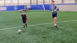 Das luvas aos penáltis com jogadores do Everton: Pickford faz surpresa emocionante a jovem adepto