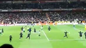 Loucura total, Vital e Tiago agarrados no chão e adeptos eufóricos: O momento em que o Sporting eliminou o Arsenal