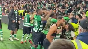 Até houve adeptos ao colo de jogadores: este vídeo mostra bem a festa do Sporting no Emirates