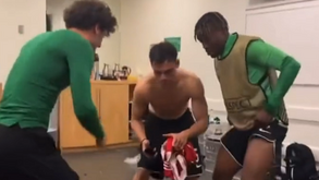Tanlongo, Fatawu e Ugarte a dançar: a festa do Sporting no balneário