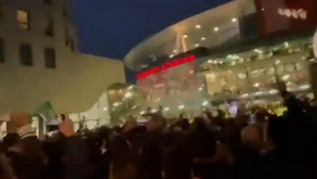 Festa de arromba à porta do estádio do Arsenal: 
