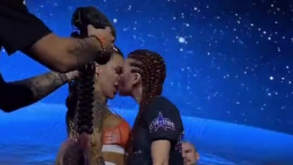 O 'face-off' mais atrevido de sempre: lutadoras acabaram... aos beijos