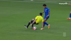 Insólito: árbitro derruba jogador e trava contra-ataque promissor