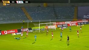 Escorregou e fez um chapéu ao guarda-redes: o golo caricato que colocou o Rio Ave a vencer o Santa Clara