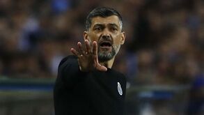 Uma dezena de adeptos a apoiar o FC Porto no momento da partida para Lisboa