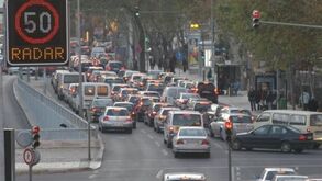 Polícia espanhola usa método para apanhar condutores que travam antes de chegar ao radar