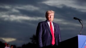 Donald Trump diz que deverá ser preso na terça-feira