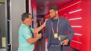 Novas imagens do Sporting em Londres: os gestos de Paulinho que terão significado especial